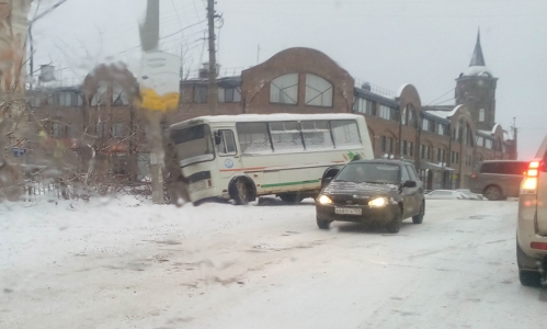 Автобусы кунгур. Зима в Кунгуре автобус. Автобус Кунгур Березовка картинки. Фото улицы Гагарина в Кунгуре из автобуса зимой.