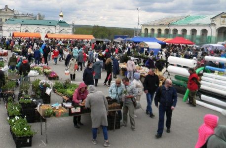 Ярмарка в кунгуре 2024. Весенняя ярмарка. Весенняя ярмарка в Кунгуре в 2024. Ярмарки Смоленск. Палатки на Ярмарке с рассадой.