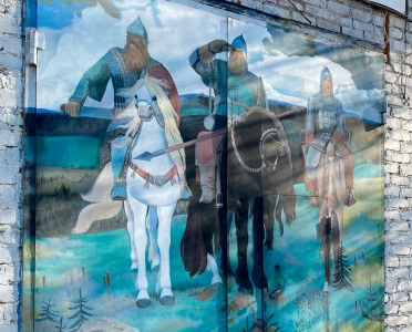 Три богатыря у манежа КАТК. В Кунгуре на воротах гаража замечен мурал картины Виктора Васнецова «Богатыри» Фотография к материалу: Три богатыря у манежа КАТК. В Кунгуре на воротах гаража замечен мурал картины Виктора Васнецова «Богатыри»