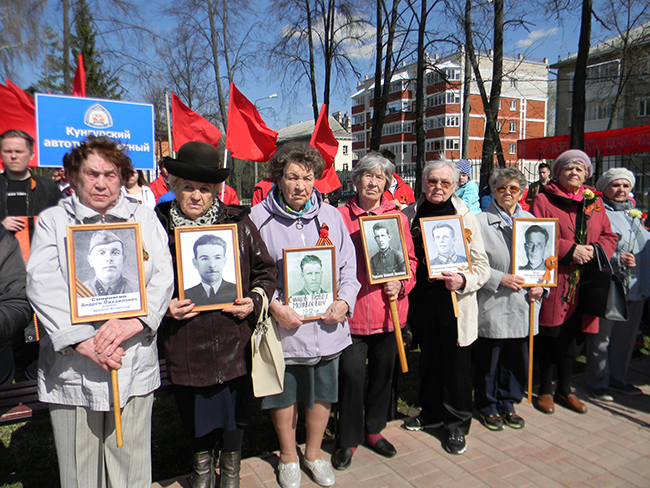 Митинг у обелиска 9 мая в селе. Дружина в Кунгуре. Обелиск человек. Памятник машиностроителям участникам войны Кунгур.